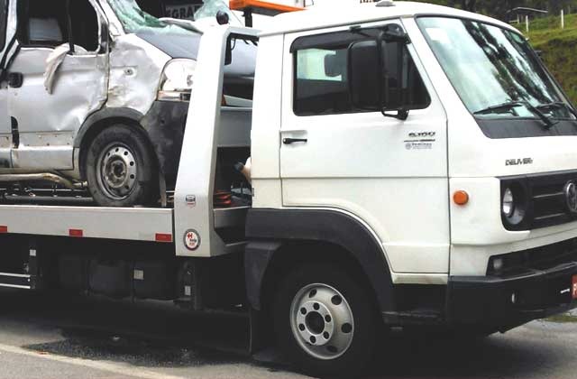 Guincho Auto Socorro Jarrão transportando veículo em Cubatão